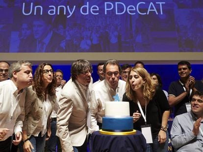 Dirigentes del PDeCAT soplan la vela en el aniversario de la formaci&oacute;n heredera de Converg&egrave;ncia.