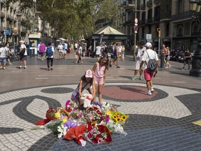 Flors dipositades al mosaic de Joan Miró de la Rambla aquest dijous.