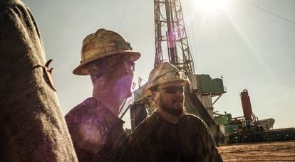 Trabajadores en el campo de petróleo procedente del ’fracking‘ en Dakota del Norte.  