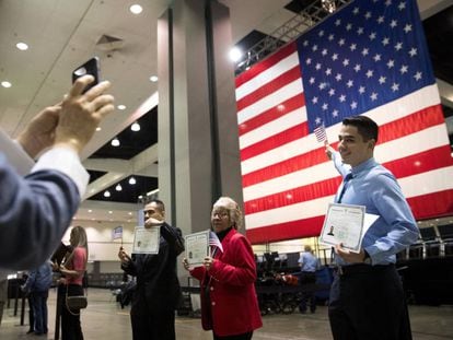 Un inmigrante iraní de 21 años, Erik Danialian, posa junto a su certificado de naturalización estadounidense, en Los Ángeles.