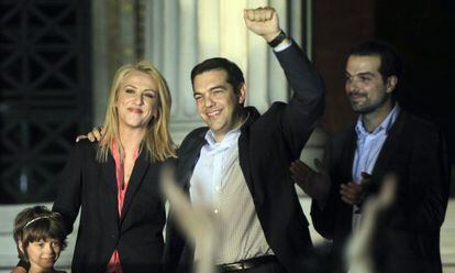 La dirigente de Syriza Rena Dourou celebra junto a Alexis Tsipras sus resultados en las elecciones europeas, el pasado 25 de mayo. 