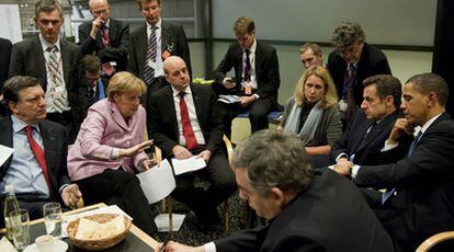La canciller alemana, Angela Merkel, conversa con Obama y líderes europeos en la recta final de la cumbre.