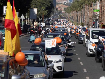 Manifestación con vehículos contra la Ley de Educación el domingo en el centro de Murcia.