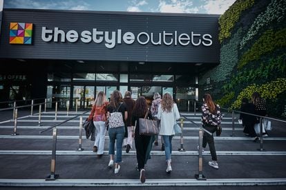 Lectoras de S Moda entrando en el centro San Sebastián de los Reyes The Style Outlets en donde se desarrolló la ‘masterclass’.