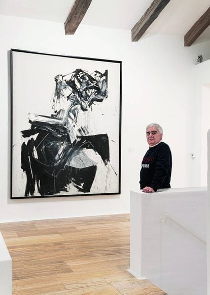 Antonio Garrote trabajó 53 años en el Museo de Arte Abstracto. Posa delante de la Brigitte Bardot de Saura.