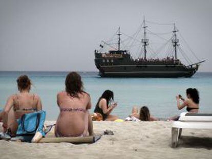 Turistas en una playa al sur de Chipre.