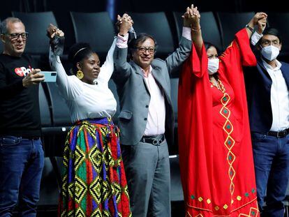 El político colombiano Gustavo Petro (c) levanta las manos con Francia Márquez (2i) y Arelis Uriana (2d) el jueves, en la presentación de candidatos del partido Pacto Histórico a las elecciones 2022.