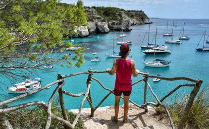 Un noi contempla el mar a Ferreries, a Menorca.