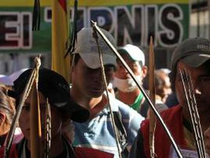 Indígenas marchan el 29 de junio de 2012, por una calle del centro de La Paz (Bolivia) hasta la plaza Murillo donde están el Palacio de Gobierno y el Parlamento, después dos meses de caminata desde la Amazonía en defensa de la reserva natural Tipnis.