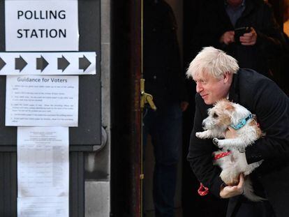 El primer ministro británico, Boris Johnson, sale de un colegio electoral con su perro 'Dilyn', hoy en Londres.