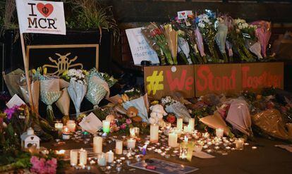 Flors i espelmes en memòria de les víctimes, a Albert Square.