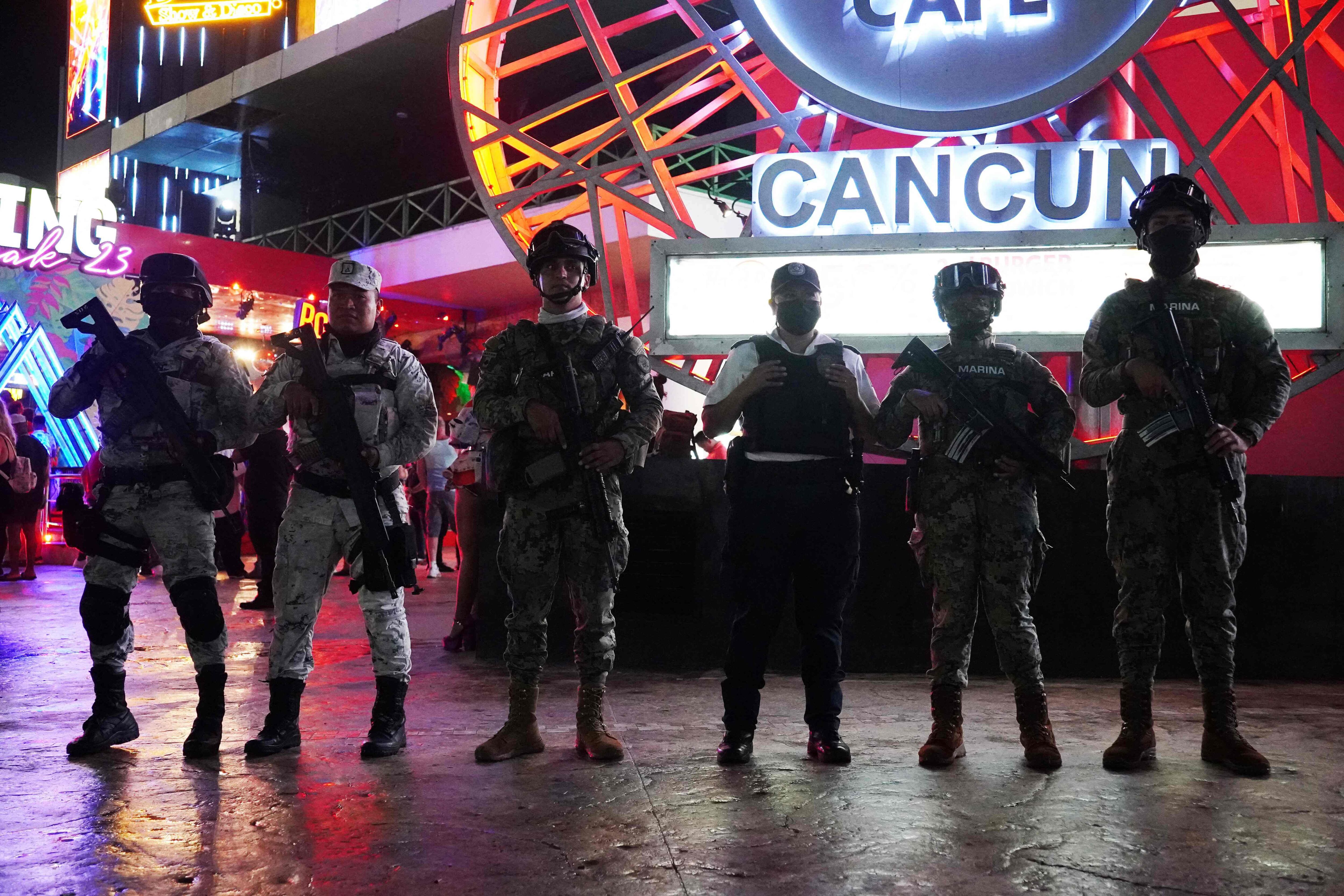 Miembros de la Marina y la Guardia Nacional patrullan un área del centro de la ciudad de Cancún, en Quintana Roo (México).
