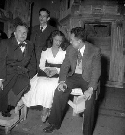 Albert Camus, a la derecha, junto al compositor Arthur Honegger, el decorador Balthus y Maria Casares, en el teatro Marigny, en París, octubre de 1948.
