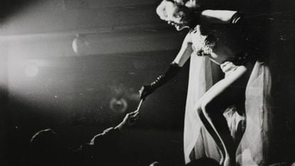 La fotografía de una cabaretera del Molino se exhibe en la exposición.