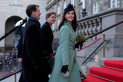 El príncipe Joaquín, hijo menor de Margarita, y su mujer, la princesa Marie, a su llegada a la celebración en el Parlamento danés.