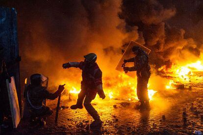 Incendios en el centro de Kiev durante los enfrentamientos entre manifestantes pro europeos y policía por los conflictos contra el gobierno