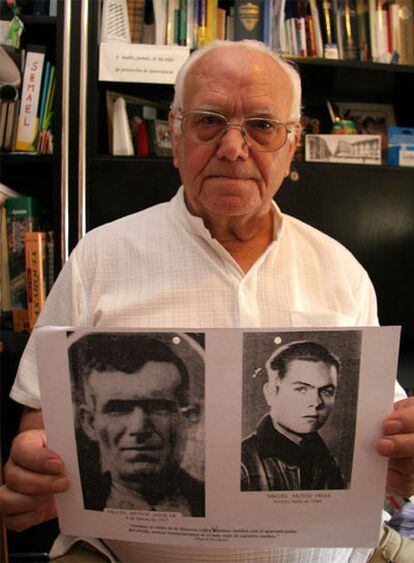 Manuel Muñoz, con fotos de su padre y su hermano.
