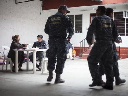 Sara Cruz Contreras, madre del desaparecido José Rodolfo López Cruz, se entrevista con miembros de la Gendarmería Nacional en las oficinas del ministerio público de Tierra Blanca, Veracruz. 5 de febrero, 2016