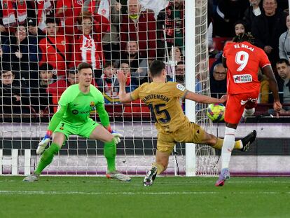 El Bilal Touré marca el 1-0 para el Almería en el partido ante el Barcelona, en el Power Horse Stadium este domingo.