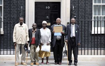 Veteranos Mau Mau de Kenia entregan una carta de protesta en la residencia del primer ministro británico en 2009.