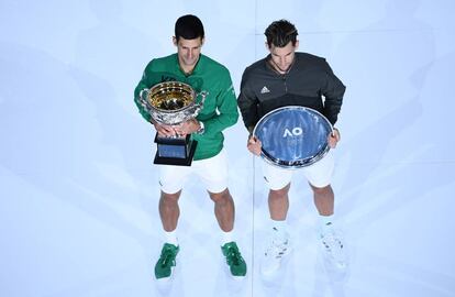 Djokovic y Thiem posan con sus respectivos trofeos tras la final.