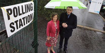 El candidato de Sinn Féin para Belfast Norte, John Finucane, junto a su madre, en la jornada electoral.