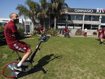 Fotografía sin fecha cedida por el Club River Plate del jugador Javier Pinola durante un entrenamiento en Buenos Aires (Argentina).