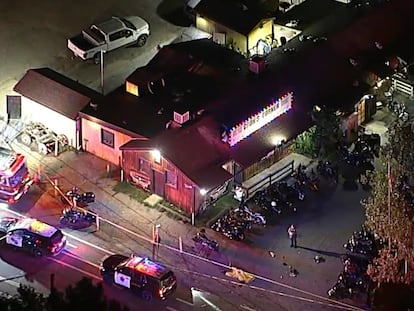 Imagen aérea del bar Cook's Corner, en Trabuco Canyon, tras el tiroteo perpetrado por un expolicía.
