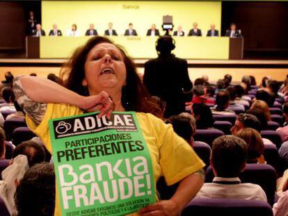 Protesta de afectados por las preferentes durante la junta general de accionistas de Bankia, en Valencia en 2013. 