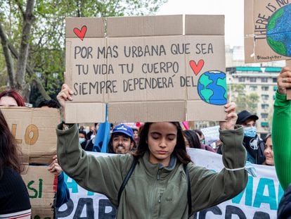 Una joven levanta un cartel durante una manifestación en favor del cuidado medio ambiental, en Santiago (Chile), en septiembre de 2022.