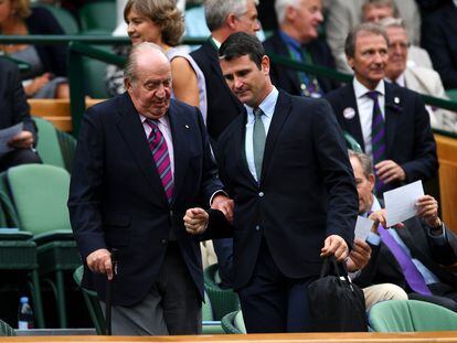 El rey Juan Carlos llega junto a Vicente García Mochales, 'Mochi', a un partido del torneo de Wimbledon entre Venus Williams y Garbiñe Muguruza, el 15 de julio de 2017 en Londres.