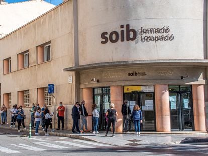 Varias personas hacen cola ante una oficina de empleo en Palma de Mallorca.