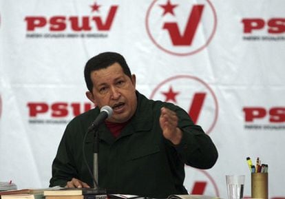 Hugo Chávez en un mitin de su partido después de que fuera aprobada la moción por la que podrá gobernar mediante decreto.