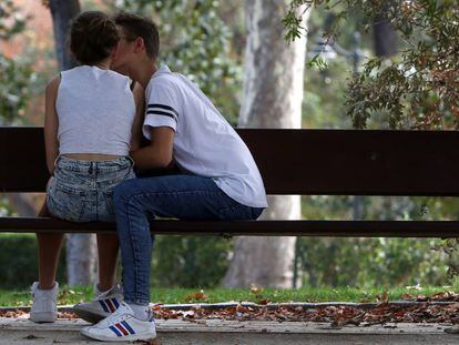 Una pareja de adolescentes, en un parque de Madrid.