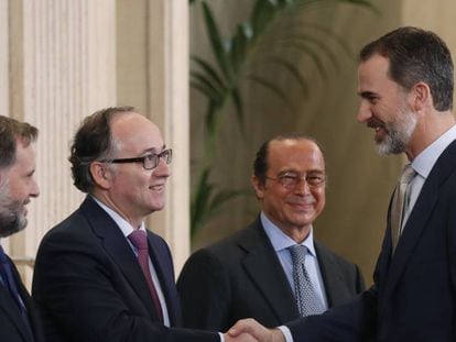 El rey Felipe VI saluda al presidente de Iberia, Luis Gallego, en presencia del presidente de IAG, Antonio V&aacute;zquez, y director de Comunicaci&oacute;n de Iberia, Juan Cierco.