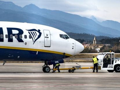 Trabajadores de Ryanair en el aeropuerto de Girona, en una imagen de archivo.