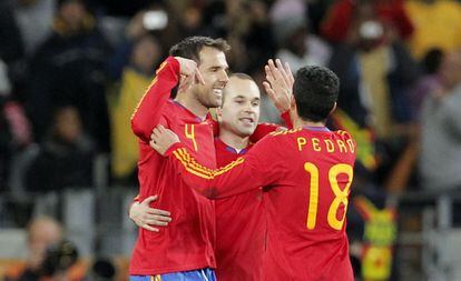 Marchena celebra un gol con Iniesta y Pedro en Sudáfrica 2010.