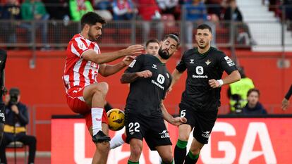 Isco disputa un balón con Melero durante el partido entre el Almería y el Real Betis.