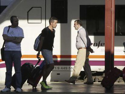 Varios pasajeros de tren en la estación de Chamartín (Madrid).
