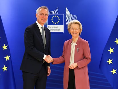 Jens Stoltenberg, secretario general de la OTAN, y Ursula Von der Leyen, presidenta de la Comisión Europea, el 15 de noviembre en Bruselas.