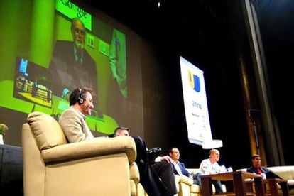 El vicepresidente y evangelizador de Internet de Google, Vinton Cerf, aparece en pantalla durante la videoconferencia con la que participó en el Congreso Fundamentos Web, celebrado en Oviedo la semana pasada.
