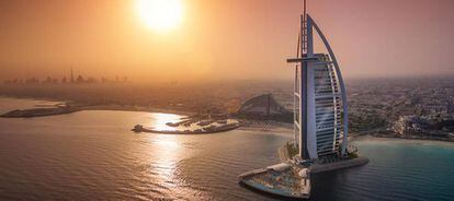 Hotel Burj Al Arab, construido sobre su propia isla artificial en Dubái.