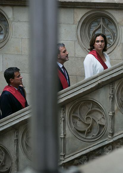 Ada Colau, Jaume Collboni i Manuel Valls accedint al Palau de la Generalitat després de la investidura de l'alcaldessa, el 15 de juny.