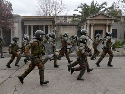 Policías en Santiago de Chile, en 2022.