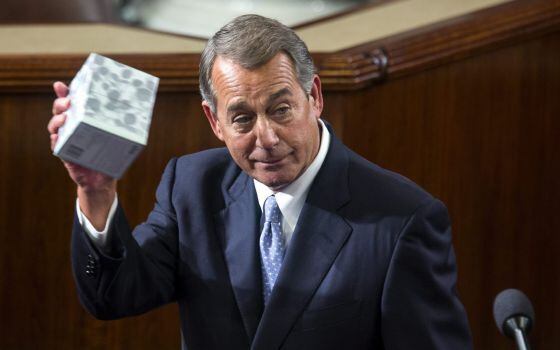 John Boehner, acostumbrado a emocionarse en citas como la de hoy, bromea con una caja de pañuelos.