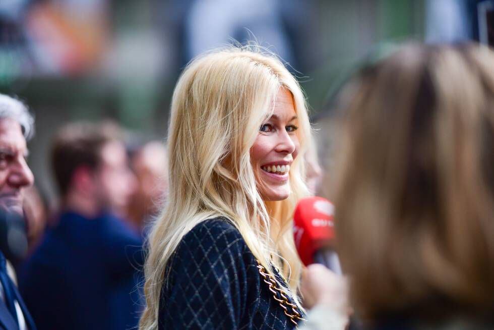 Claudia Schiffer atiende a la prensa durante un tributo a Karl Lagerfeld en París en junio de 2019.