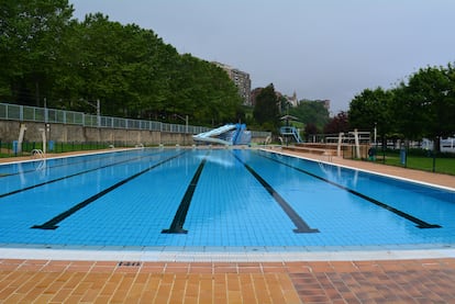 Una piscina.