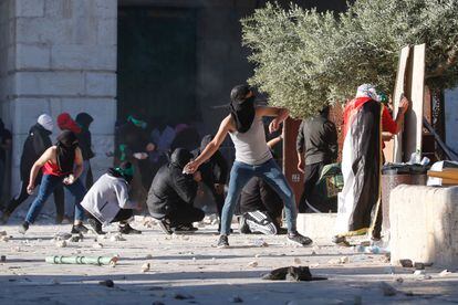 Jóvenes palestinos se enfrentan a la policía israelí, el viernes en la Explanada de las Mezquitas de Jerusalén.