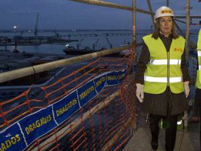 La ministra de Fomento, Ana Pastor, durante la visita que ha realizado hoy a las obras del puente sobre la Bahía de Cádiz, donde ha subido a la pilastra número 13 de la citada infraestructura, que constituirá un nuevo acceso de 5 kilómetros de longitud a la ciudad.