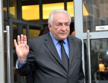 Dominique Strauss-Kahn sale de su hotel, en Lille, este lunes. 